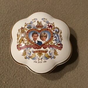 Commemorative Floral-Edge Porcelain Trinket Box in White and Gold